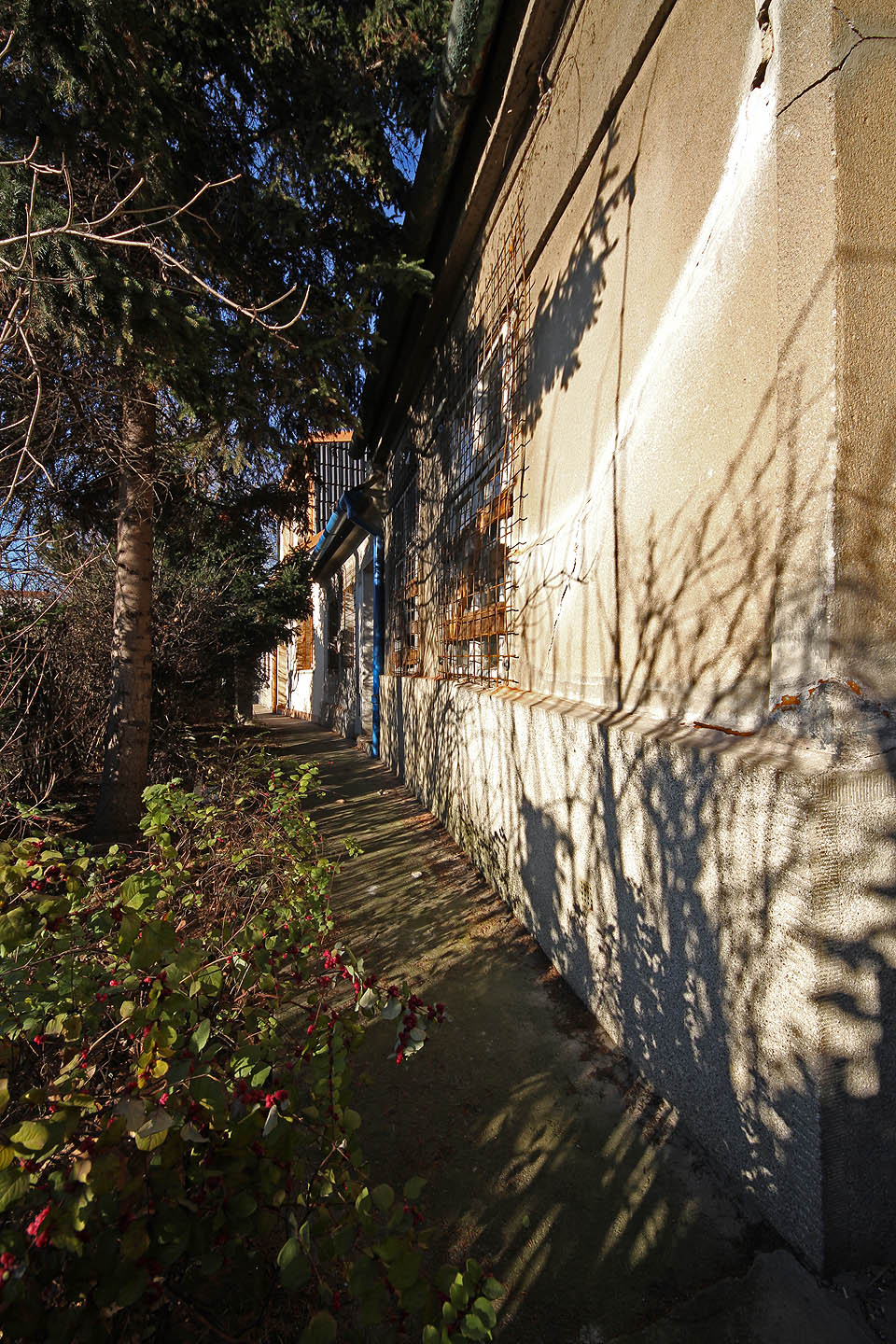 Špatně zamaskované pukliny ve zdech jsou pravděpodobně hlavní příčinou opuštění domu. Zřejmě je za ně zodpovědná intenzivní doprava na ulici pod tunelem.