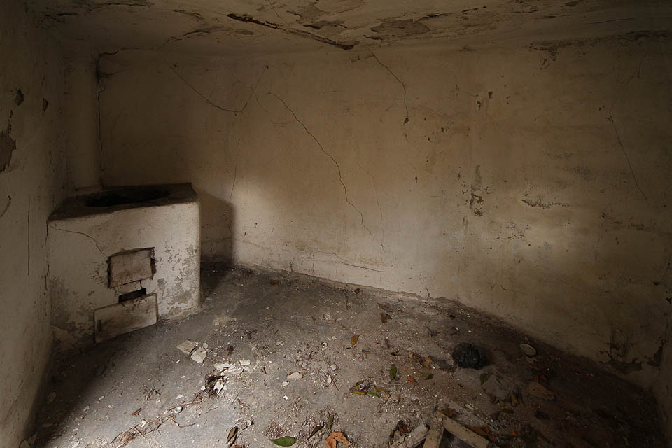 Trojúhelníková kůlnička ve dvoře ukrývá kotel na praní prádla. V takovém se ale také dalo hasit vápno,  vařit marmeláda, případně i destilovat slivovice.