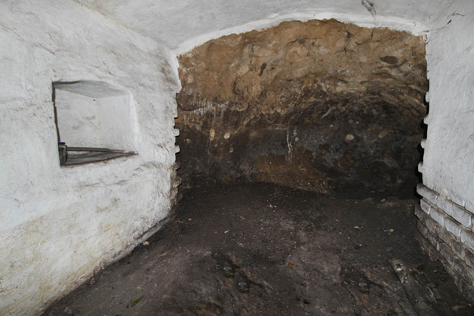 Zadní stěnu místní sklepy nepotřebují. Tvoří ji sprašová hornina samotné skály za kolonií. Díky tomu bylo možné vlastně stále prohlubovat sklep až do nekonečna.