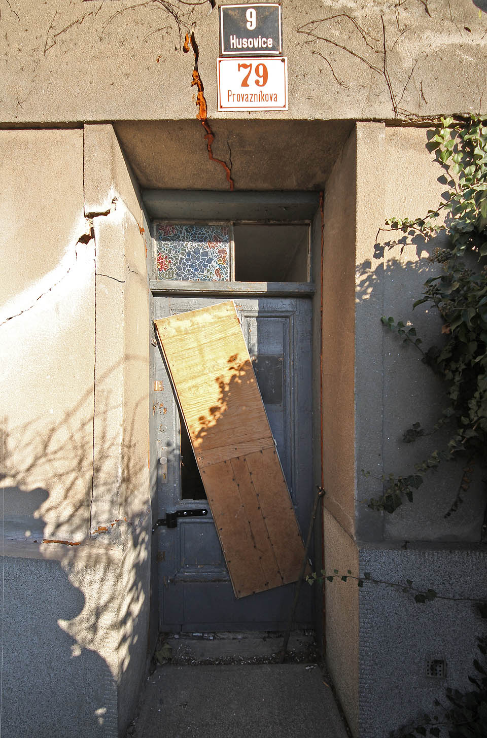 Ledabyle zabezpečené dveře se samy hroutí, jak otřesy vibrují stěnami malého domku. Tady už je na záchranu pozdě.