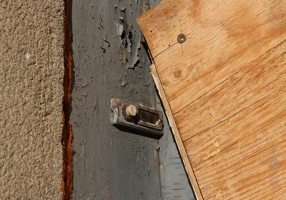 Bezejmenný a odpojený zvonek. Kolikrát tiskly návštěvy jeho tlačítko, kolikrát běhali mladí a chodili starší obyvatelé domu otevřít?