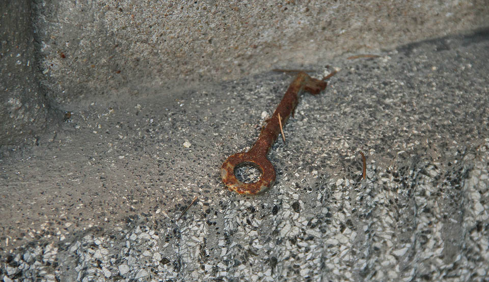 Zapomenutý klíček na římse jako by vybízel k poslední návštěvě zádumčivého domku.