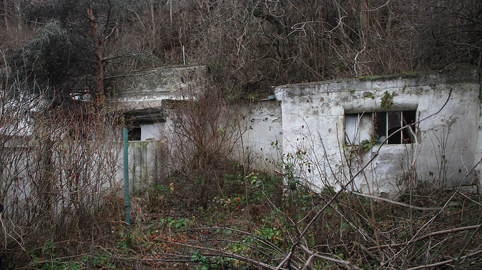 Zahradní kůlny trošku připomínají jihoamerická puebla. Jejich střechy často kvůli nedostatku prostoru posloužily jako terasy pro život pod širým nebem.