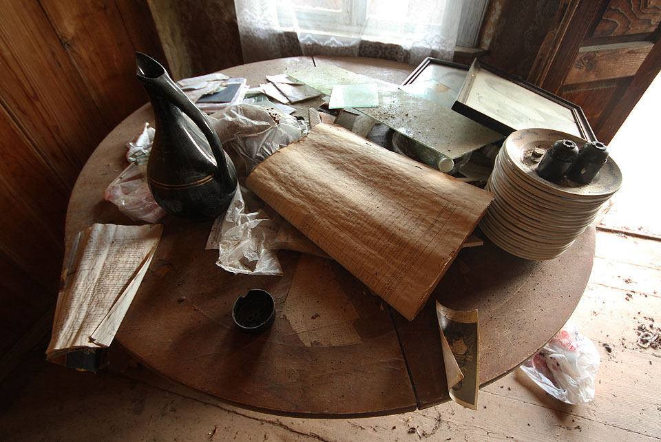 Na jídelním stole zůstala řada předmětů každodenního užití od skutečně historických kousků až po postbruselské designové výstřelky. A taky nějaké to čtení, fotky, maturitní vysvědčení a rodné listy…