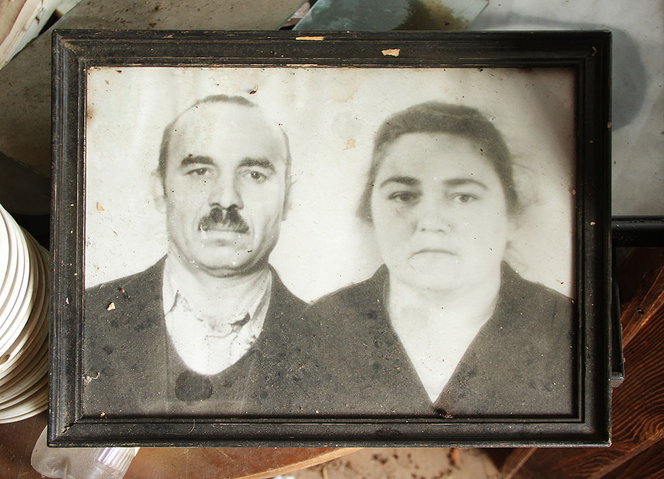 Portrét zřejmě nejstarší generace rodiny majitelů, kteří si po válce dům vlastníma rukama na svahu nad řekou vystavěli.