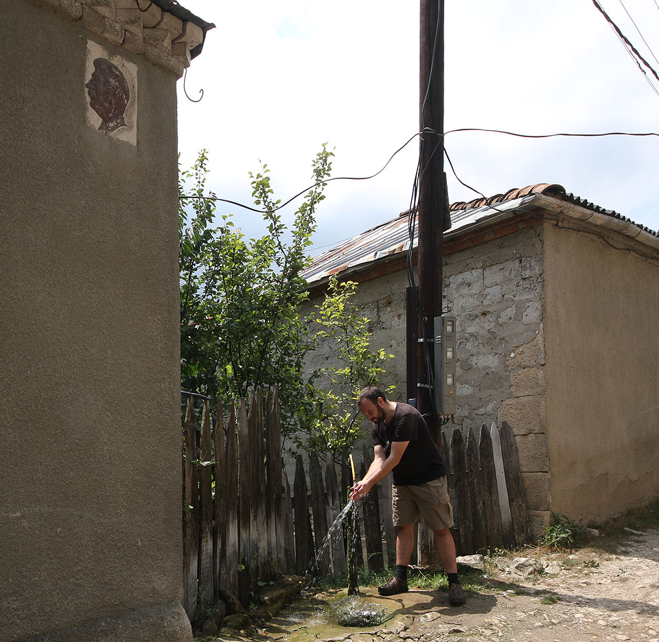 Kdo se při návštěvě opuštěného domu ušpiní, může se navíc umýt a občerstvit v nedaleké Stalinově studánce, která slouží obyvatelům obce bez vodovodu jako kašna.
