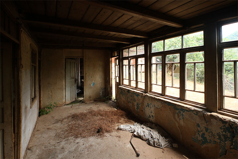 V Gruzii panuje subtropické klima, proto není po velkou část roku nutné topit a život se může odehrávat v prosklených verandách a lódžiích.