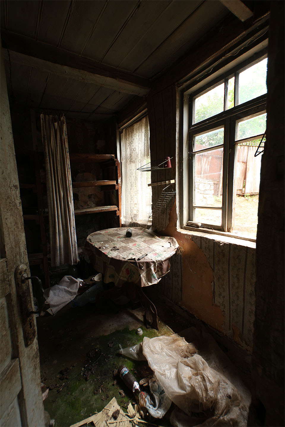 Láhve od světově proslulé minerálky Bordžomi svědčí o tom, že se v domě bydlelo ještě před ne více než deseti roky.