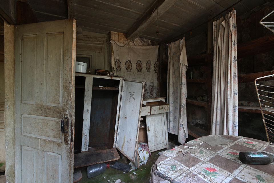 Koupelna ani záchod v domě nebyly, hygieně se mohli obyvatelé svobodně věnovat na plácku před domem nebo ve strmé zahradě nad potokem za domem.