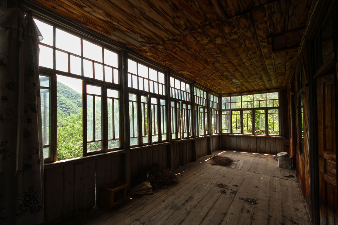 Hlavně v létě se většina života v domě odehrávala na prosklené lodžii s náramným výhledem na strmé svahy nad řekou Kvirilou, jejíž černočerné vody unáší údolím manganový prach a hlušinu z dolů v nedaleké Čiatuře. Pravděpodobně odtud se móda dřevněých lodžií během 19. století rozšířila po celém Rusku.