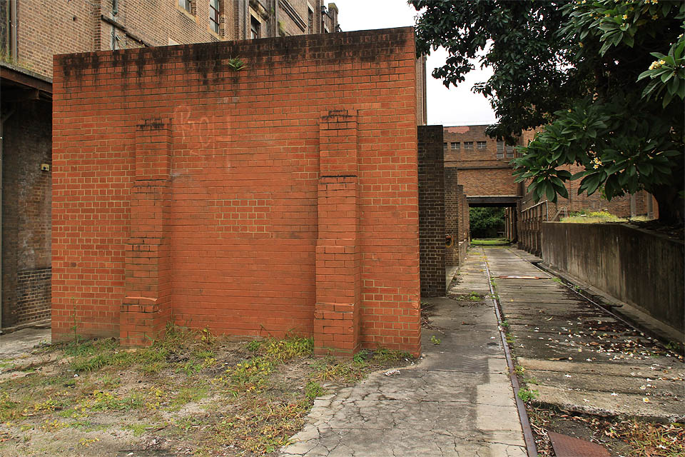 Také uvnitř elektrárny existovala menší síť železničních vleček.