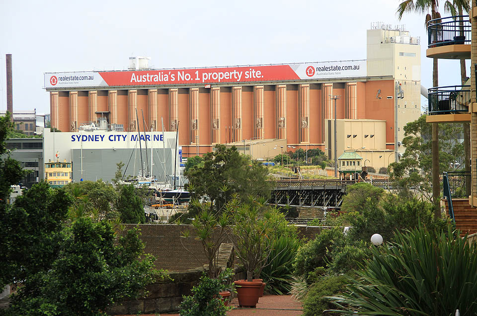 Pohled na jedno ze sil na pšenici na poloostrově Glebe Island, napojených původně na přístavní vlečky. V popředí původní (silniční) otočný most sloužící do roku 1995.