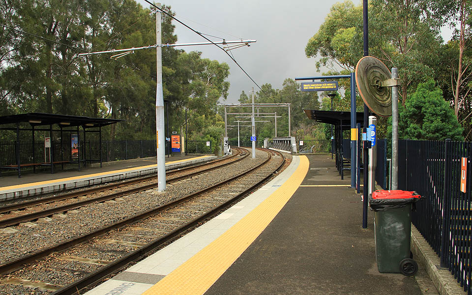 Dnešní zastávka vlakotramvaje Rozelle Bay na bývalé spojovací dráze Rozelle – Darling Harbour je nejblíže k původní dopravně Balmain Road Junction, kde odbočovala trať do nákladové stanice Rozelle Yard.