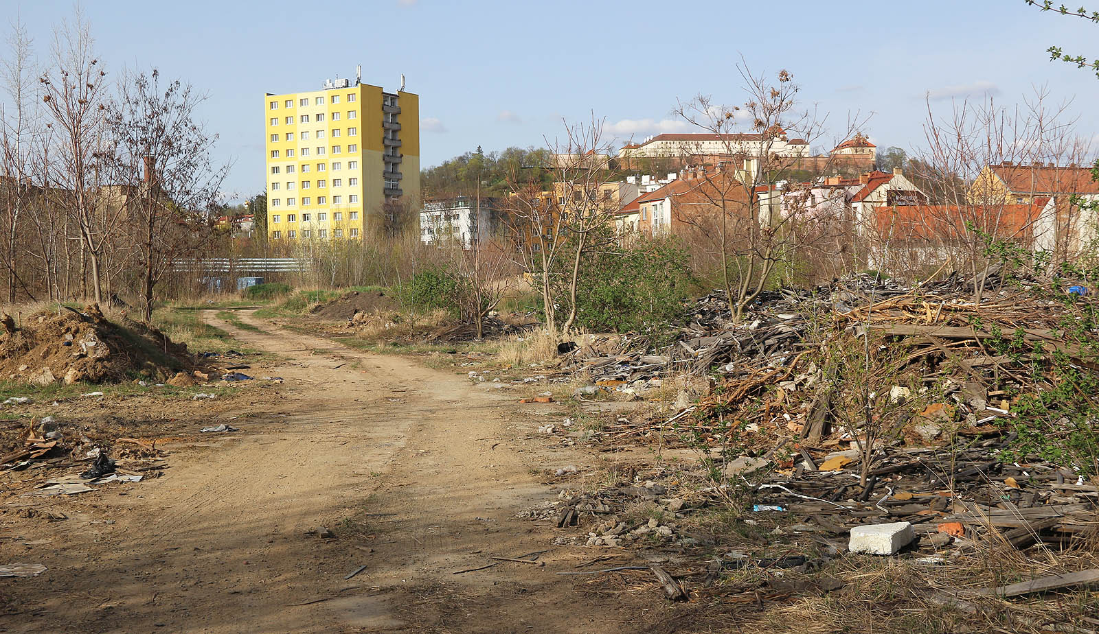 Areál bývalé továrny Krasu zeje v roce 2018 prázdnotou. Prakticky veškeré tovární budovy byly zbourány před jedenácti roky, až na pár pozůstatků.