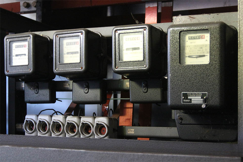 Elektroměrů, pojistkových patic, jističů a spínačů se tu nachází ve stísněném prostoru neuvěřitelné množství.