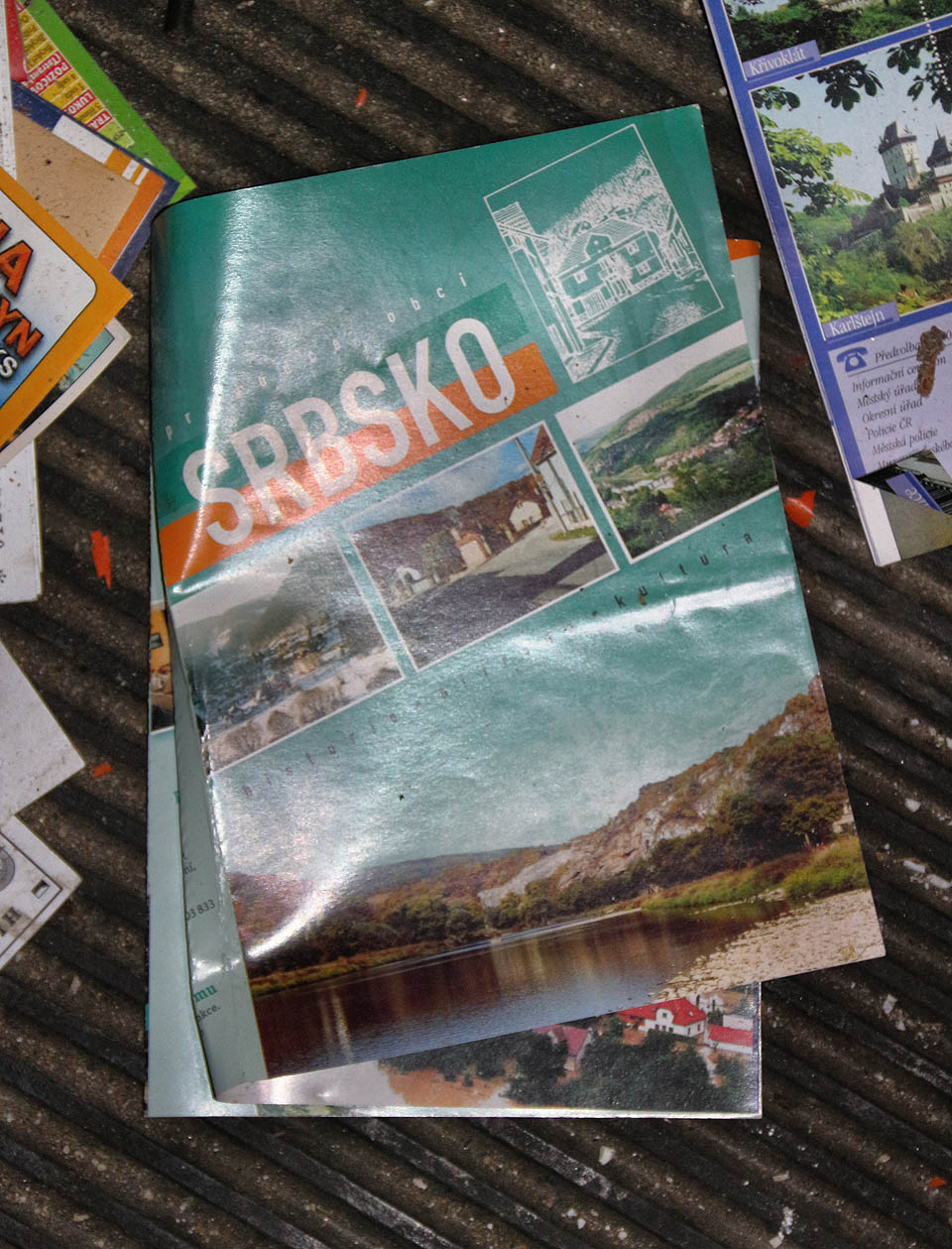 Snad urbexový bůh ze stroje narafičil do hynoucí rozvodny prospekty obce Srbska, sídla proslulého opuštěného hotelu Český kras.