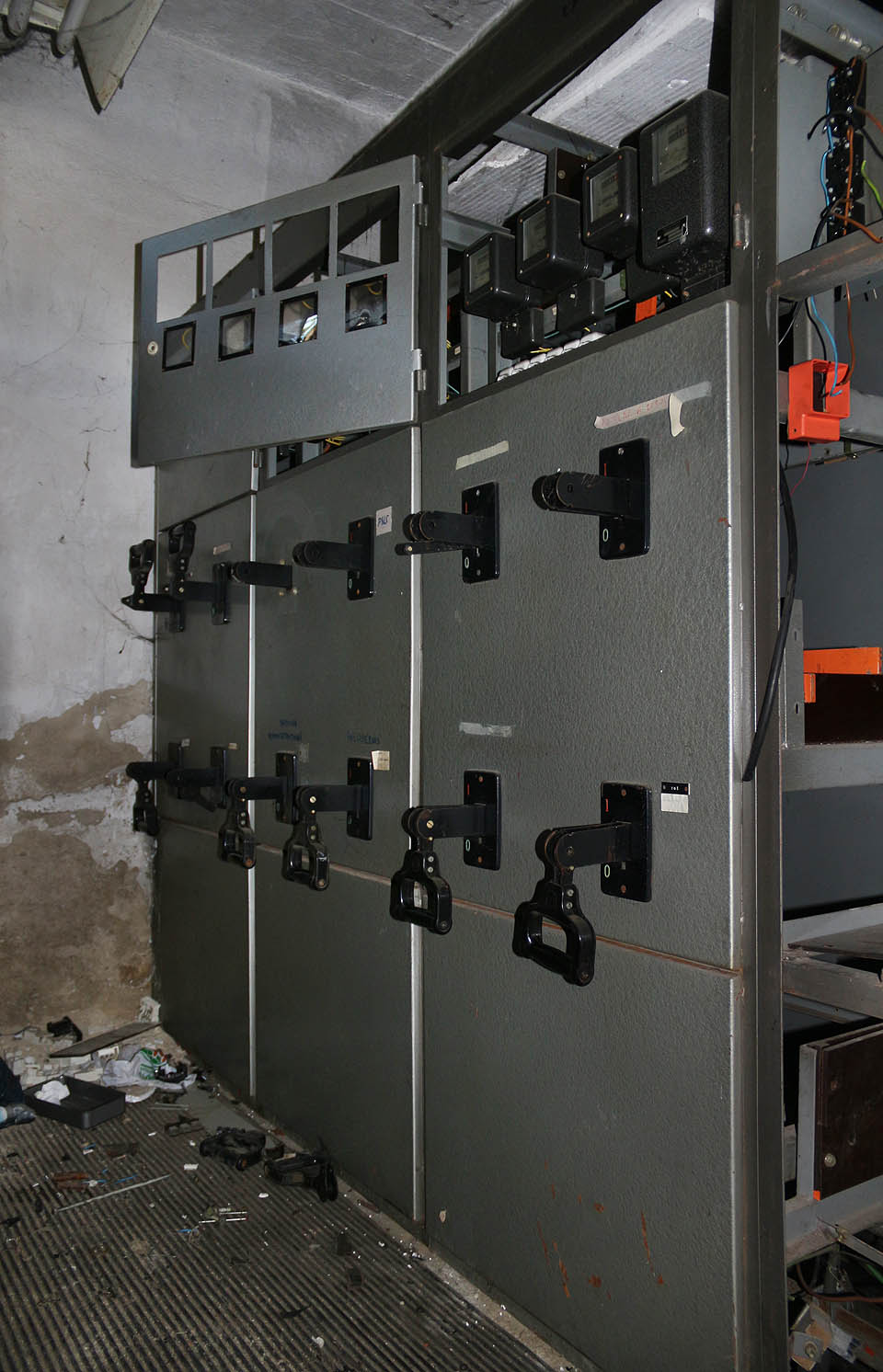 Odtud bylo lze ovládat přísun elektřiny do jednotlivých částí Krasu. Dnes je rozvodna jaksi bez užitku a čeká na svoji demolici.