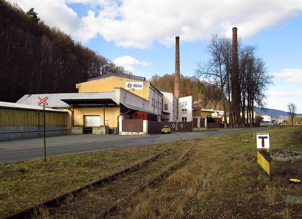 Na vlečce stojí opuštěný vůz, po kolejích ale už vlak neprojel měsíce či snad roky.