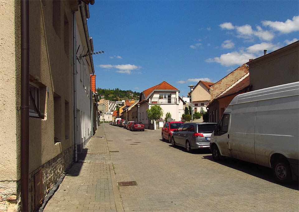 Ulice na úpatí kopce nese výmluvný název Dělnická. Půvab typické kolonie však již postrádá.