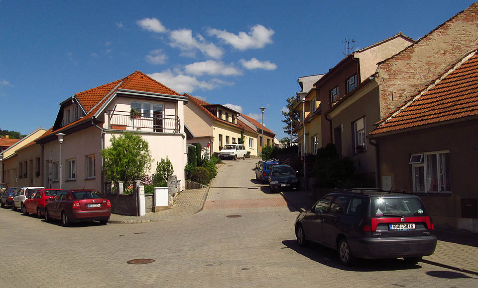 Odbočka do strmé uličky Podskalské obtáčející kopec společně s ulicí Ruský vrch.