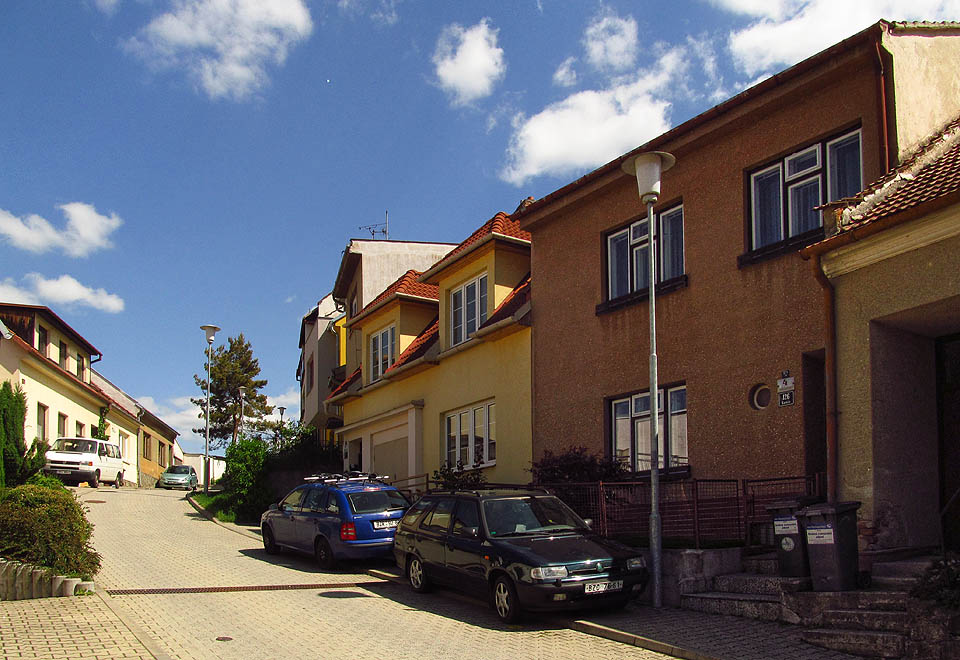 S rostoucí výškou se domy změnšují a nabývají na kráse nenucené architektury.