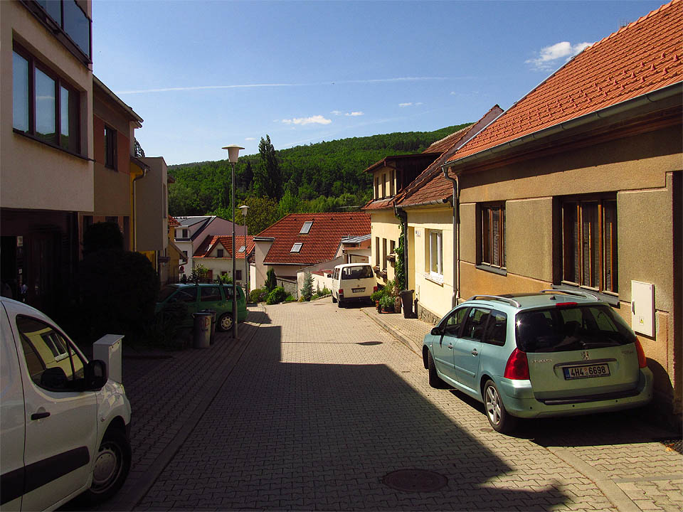 Do této části lze ještě dojet pohodlně autem.