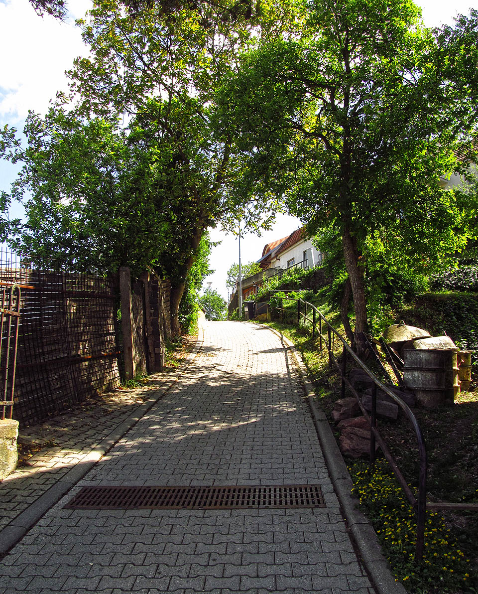 Tady už nezbývá než vystoupat po strmém chodníku na terasu o úroveň výše.