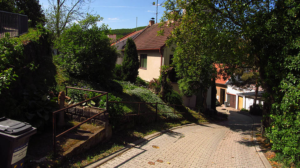 Kopcovitý terén Podskalské dělnické kolonie na Ruském vrchu.