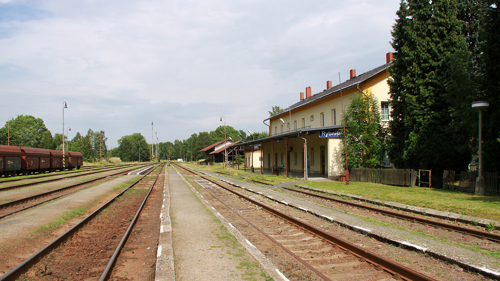 Pohled na kolejiště stanice Rybniště ve vrcholícím létě roku 2015. Pohled na kolejiště stanice Rybniště ve vrcholícím létě roku 2015.