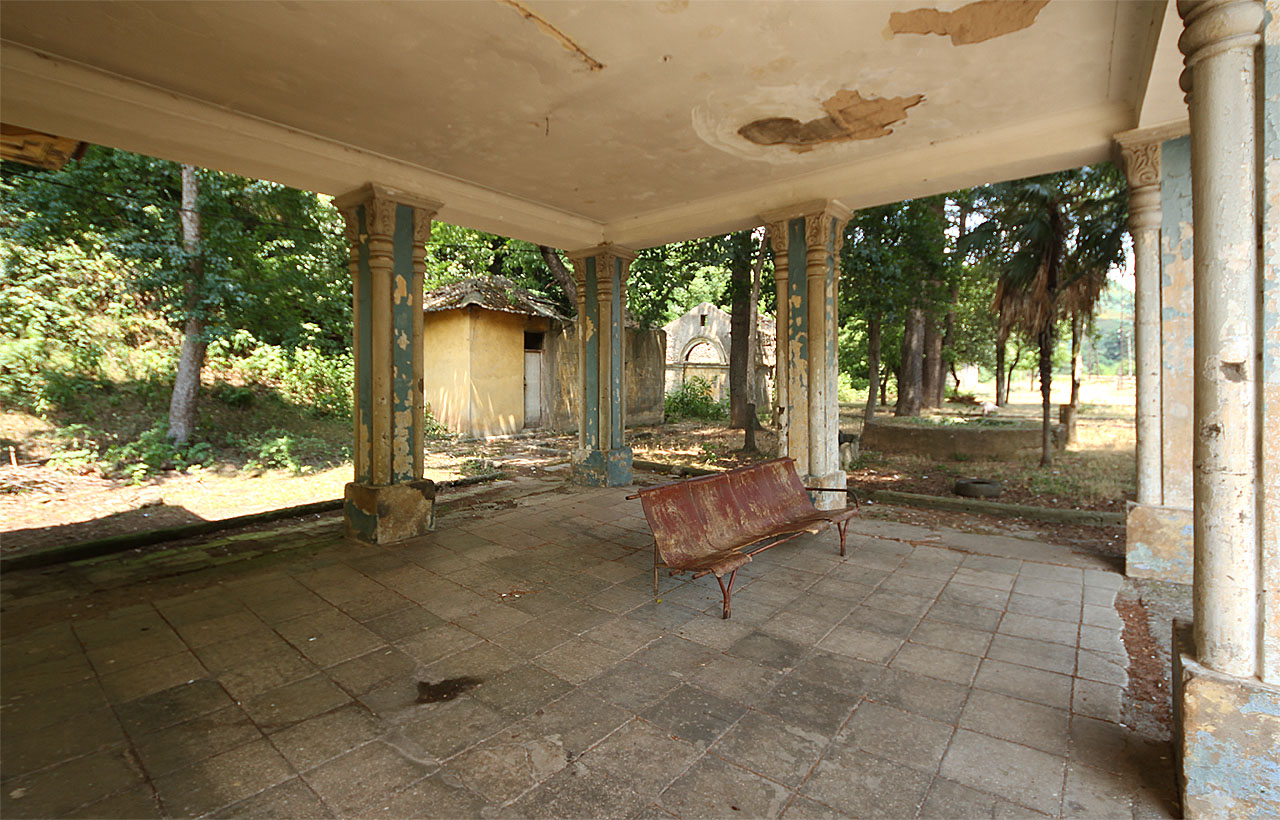 Odrbané sloupy, směs barokního a klasicistního architektonického patosu a rozpadající se nekvalitní materiály zanedbaných staveb nám intenzivně připomínají výhřezy amerického nevkusu, se kterými se dodnes lze setkat třeba na Kubě. Kubánský pocit ještě umocňují palmy zasázené okolo mrtvého vodotrysku za perónem.