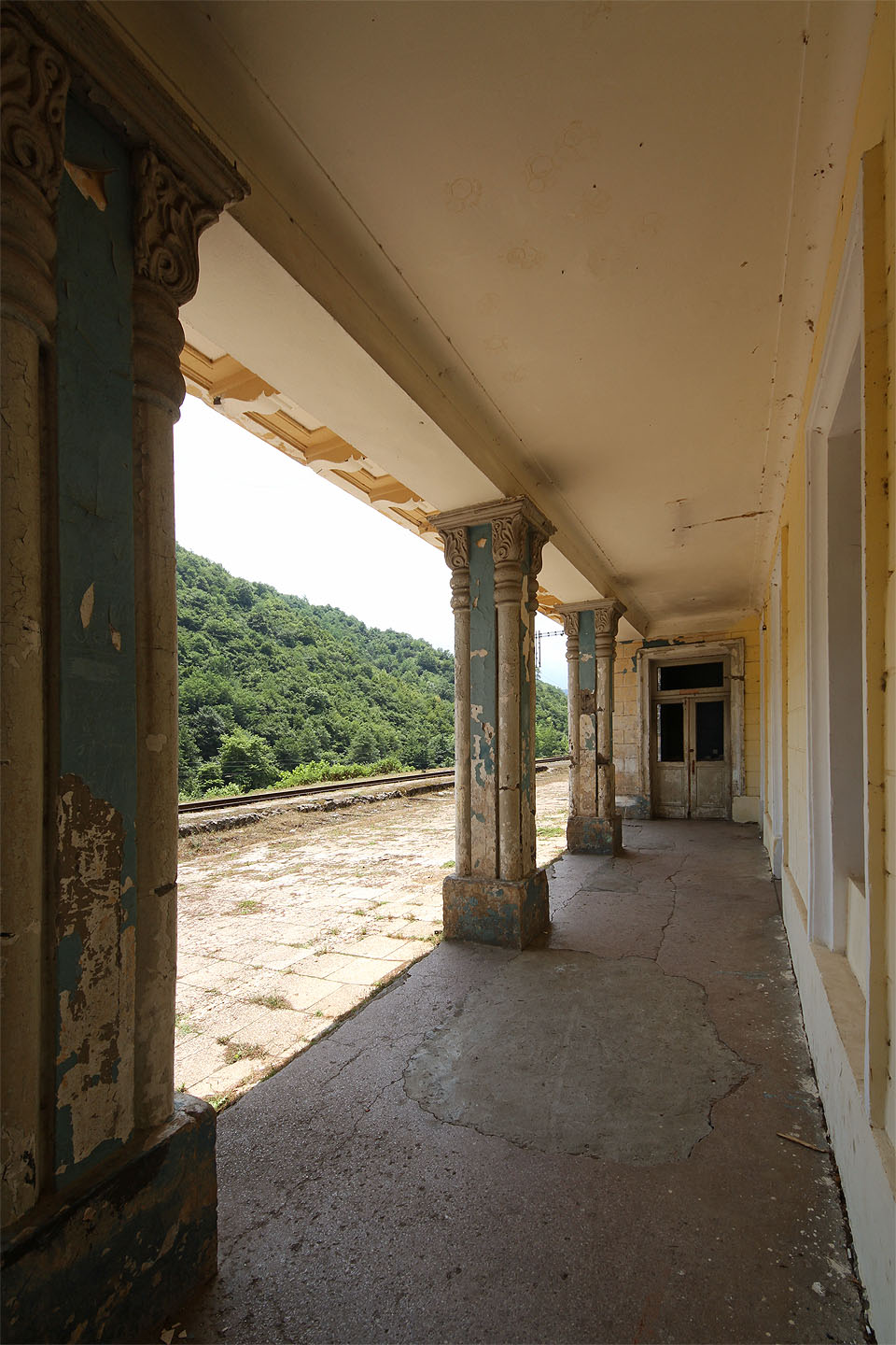 Třeba tady by se klidně mohli potkat Fidel s Josifem a cítili by se oba jako doma.