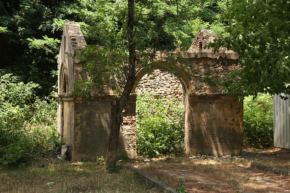 Kamenná budova staničních záchodků už nepotřebuje splachování, protože ji přirozeně promývá déšť.