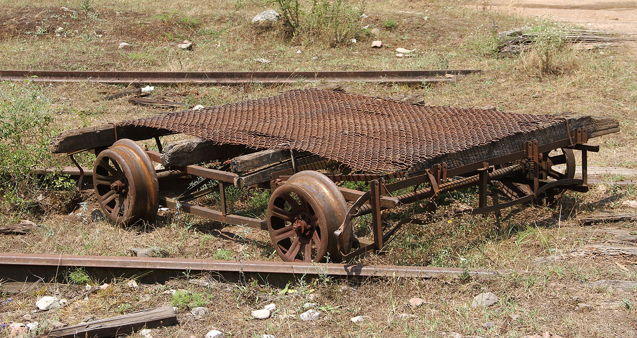 Doprava je tu méně než řídká. Nejednoho návštěvníka proto zřejmě svádí myšlenka vypůjčit si nezamknutou drezínu a sjet 30 kjm k hlavní trati soutěskou gravitační silou. Nebýt občasných nákladních vlaků deroucích se s prázdnými vozy vzhůru, asi bychom to taky zkusili.