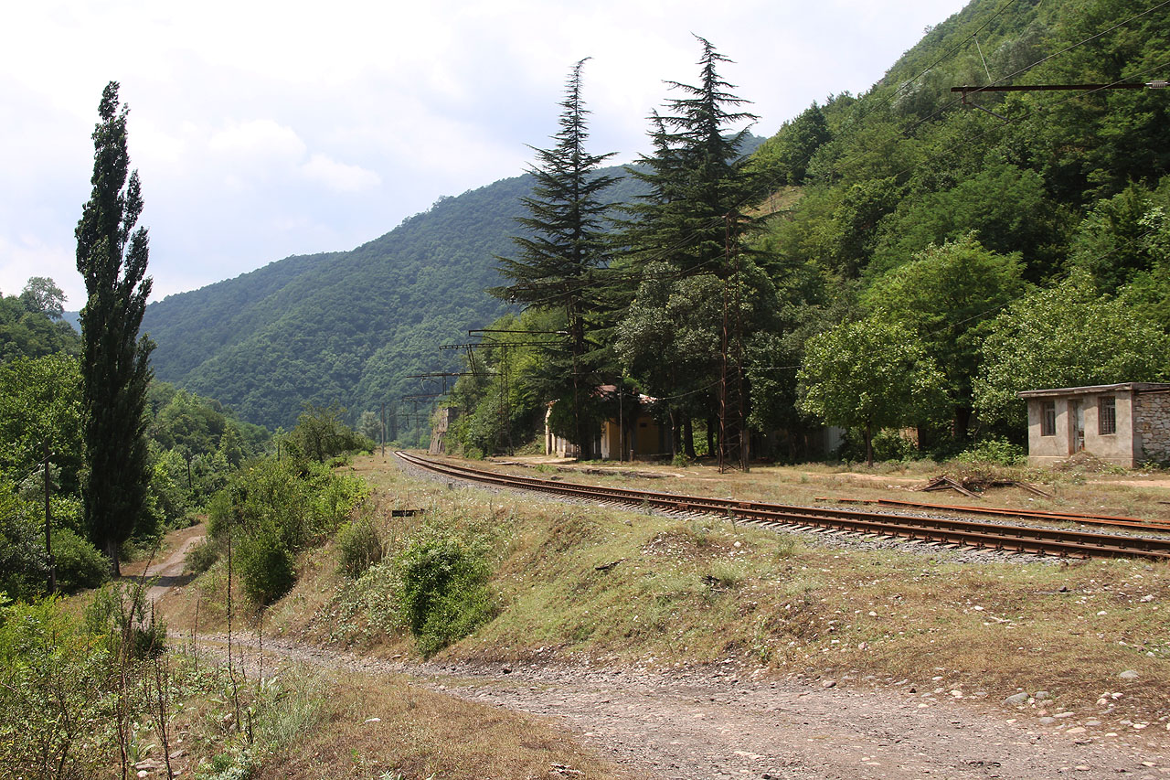 Pohled ze severovýchodu na pláň stanice სალიეთი. Vpravo od fotografie se nachází přejezd přes místní komunikaci z obce k řece. Cesta nedaleko po proudu končí a skalnatou soutěskou prochází dál už jen železniční trať.