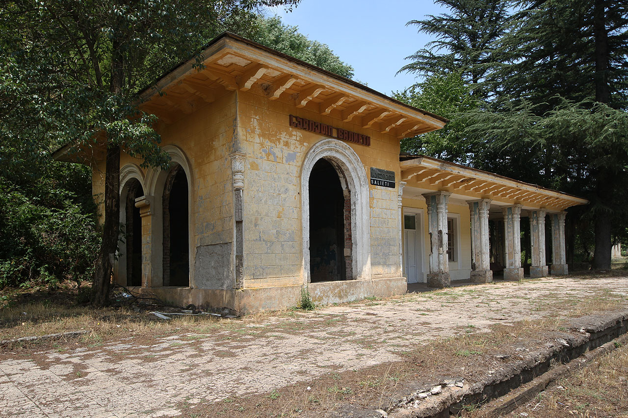 Gruzínské stanice jsou pravděpodobně jediné na světě, které mají názvy napsané hned ve třech různých abecedách. Kromě původní ruské azbuky po bolševické revoluci přibyla gruzínská mchedruli a po protibolševiské revoluci také anglická latinka.