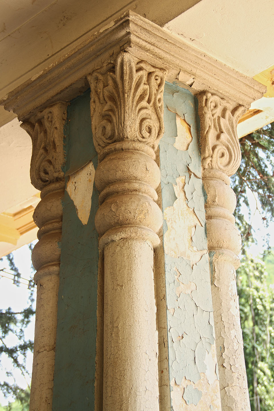 Okrasné hlavice sloupů z betonu jsou typickou ukázkou sovětského nevkusu z 50. let 20. století. Nejde ovšem o docela mrtvý sloh - zdobný styl s klenbami, balustrádami a sloupovím si po rozpadu Sovětského svazu opět hledá cestu na světlo světa a v Gruzii se zhmotňuje především v podobě domů místních oligarchů.