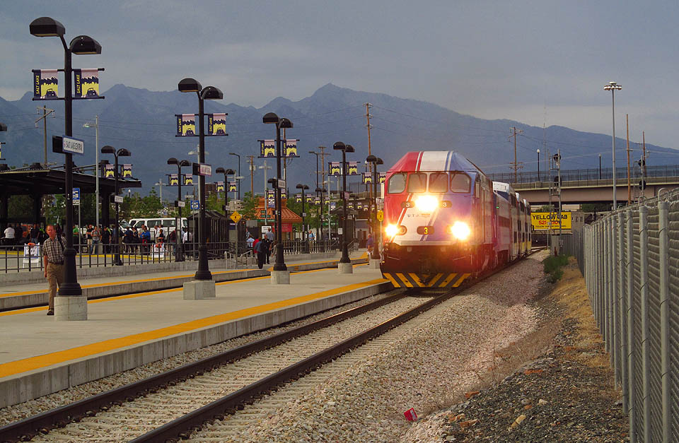 Druhý ranní vlak příměstského systému FrontRunner přijíždí opožděn o 8 minut z Prova do stanice Salt Lake Central ve čtvrtek 22. srpna 2013. 