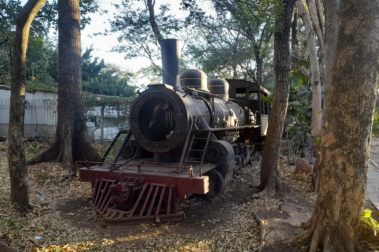 Poněkud záhadný stroj v muzeu pod širým nebem ve stanici Sonsonate se pyšní číslem 110. To by mohlo odkazovat ke stroji Mezinárodních drah střední Ameriky (International Railways of Central America, IRCA) č. 110 rovněž z Baldwinovy strojírny ve Filadelfii, avšak vyrobené až v roce 1926 pod číslem #59129 a s poněkud odlišnou konstrukcí pohonu.