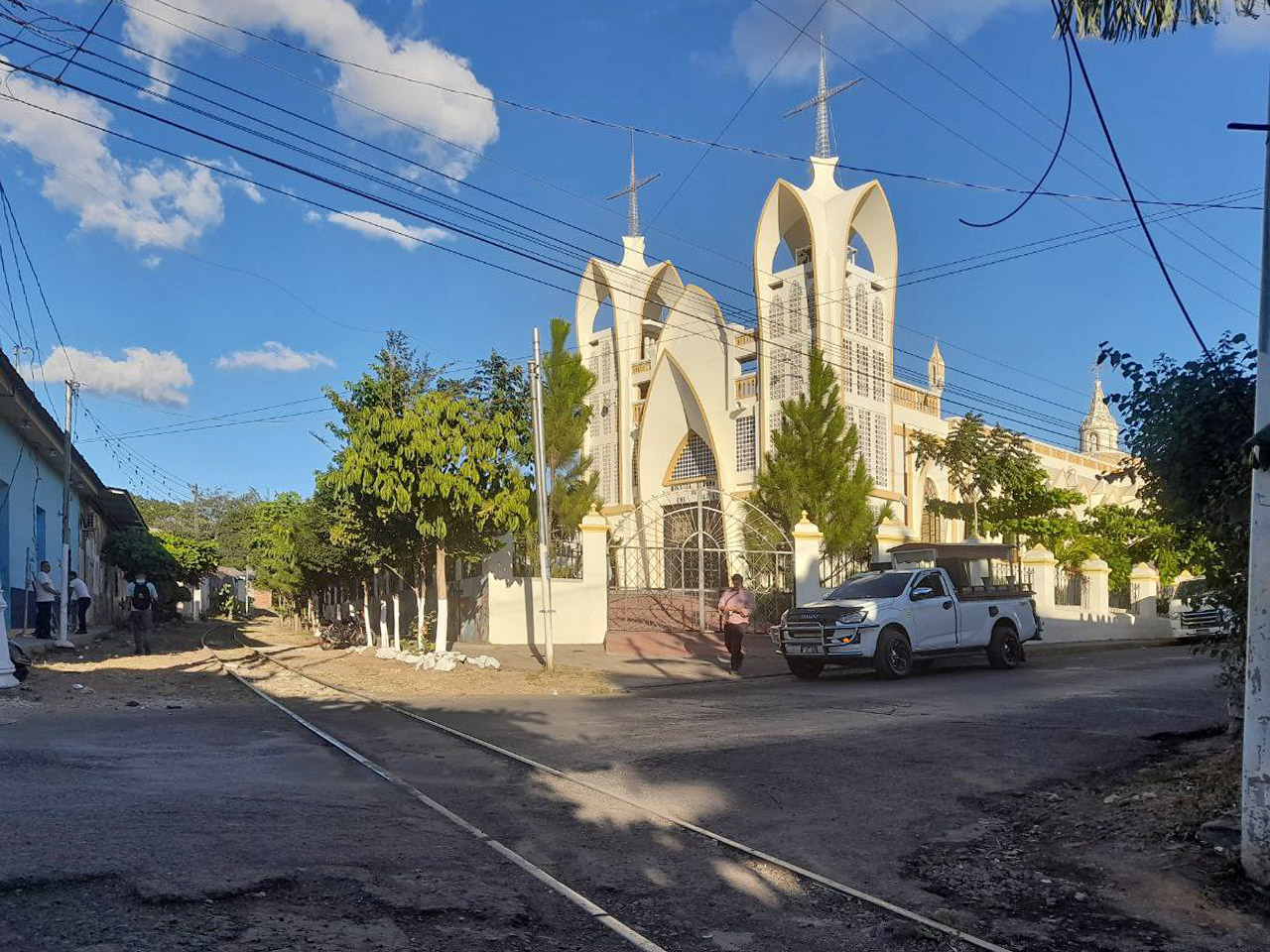 Také o ulici dále na 3 Calle Oreinte vede před kostelem Panny Marie poměrně zachovalá kolej.