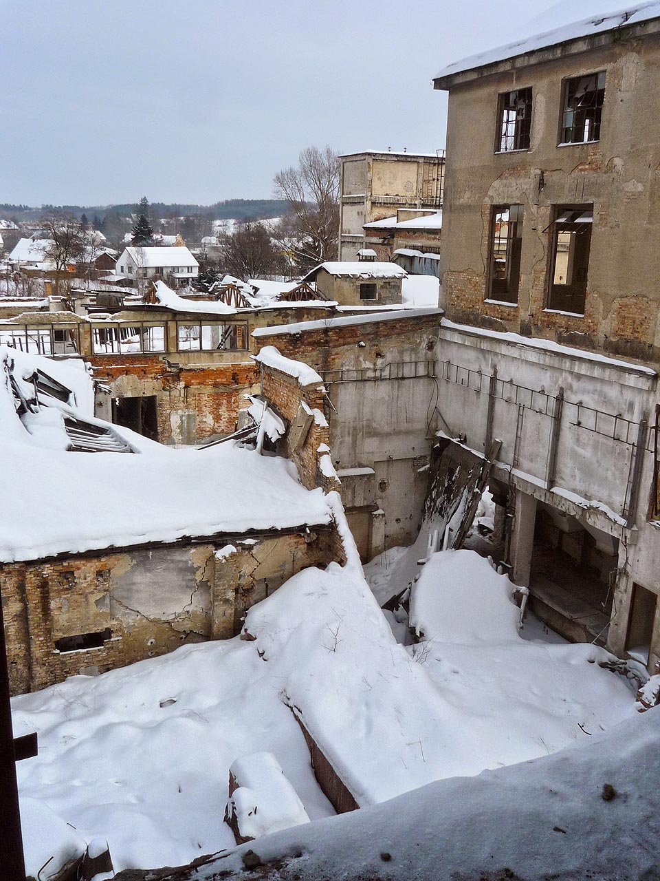 Do někteých oblastí se není radno pouštět. Moře zdí a stříšek hrozí zavalením lidských červů.