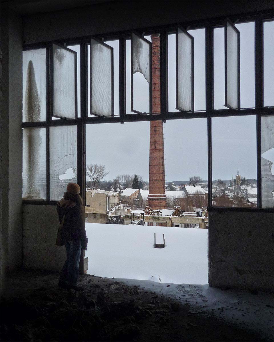 Němý pohled dokořán otevřených oken a dvěří. Co by na to říkali bratři Letzelové?