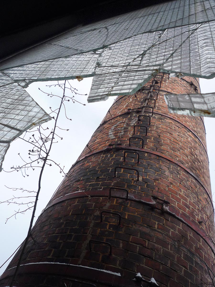 Oba komíny nepohnutě stojí a oproti ostatním stavbám se nezdá, že by na nich zub času zanechal nějaké známky. Kdo ví, možná, že právě komíny přežijí z celé šamotky nejdéle.