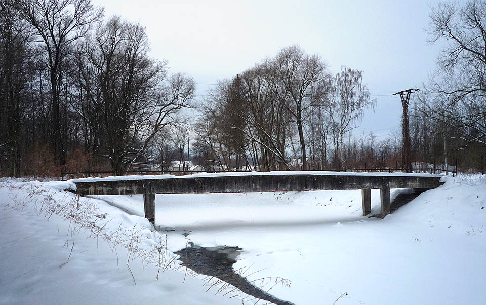 Most bývalé úzkokolejky k lupkovému lomu.