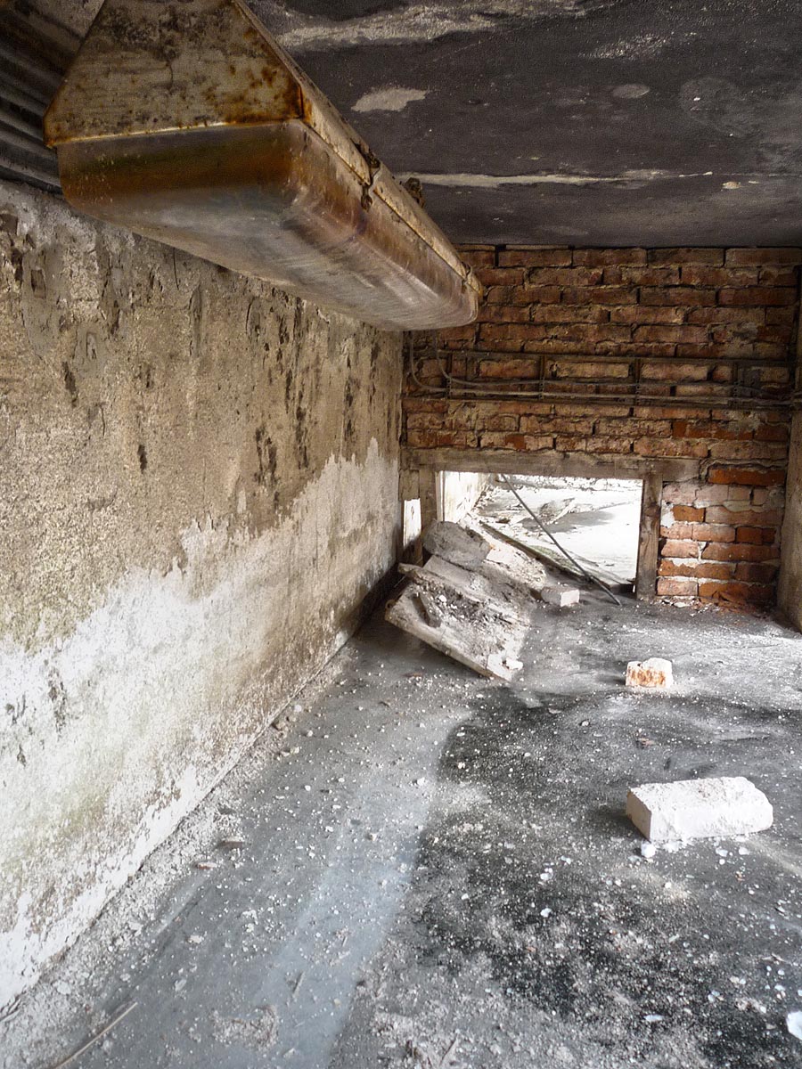 Po několikametrové vrstvě ledu se lze pohybovat v místech, kam by se v létě člověk normálně nedostal.