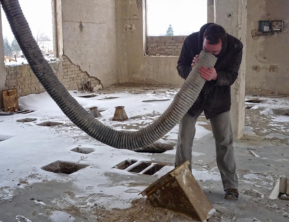 Ani depresivní stav továrny, mráz a truchlivá obloha nepřiměly autora článku, aby přestal dělat blbosti.