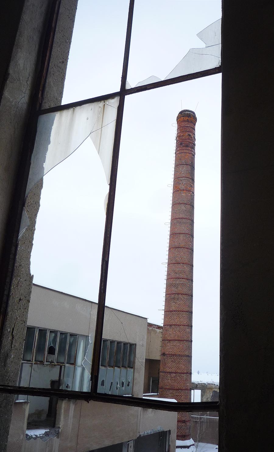 Přestože závod už je v troskách, komíny stojí majestátně a bez poskvrnky.