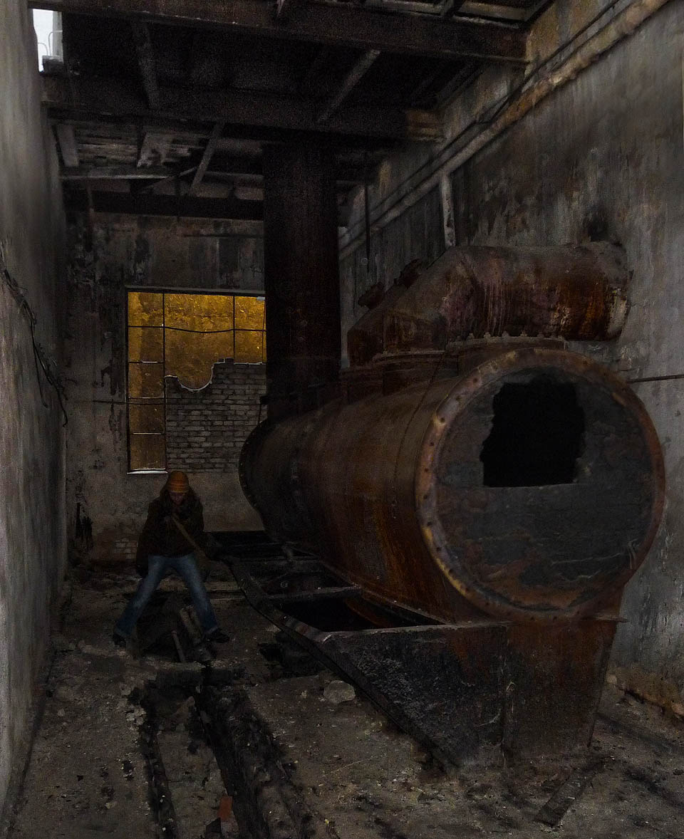 Obří kotel s ohyzdným otvorem se pomalu rozpouští ve vlastní rzi.