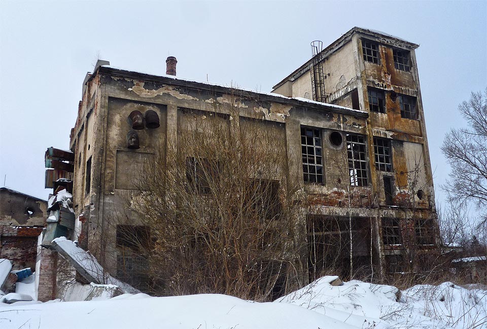 Pahýly odřezaného potrubí trčí ze stěn šamotky jako osekané údy. Nikdo už neopraví oprýskané zdi a nesvaří ocelové řezy. Nepřichází však ani demolice, jen marnost…