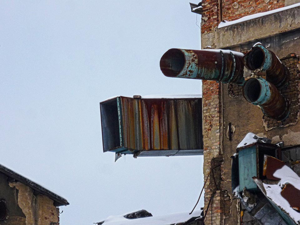 Pahýly trub připomínají cévy vytržené z těla ve smrtelné křeči.