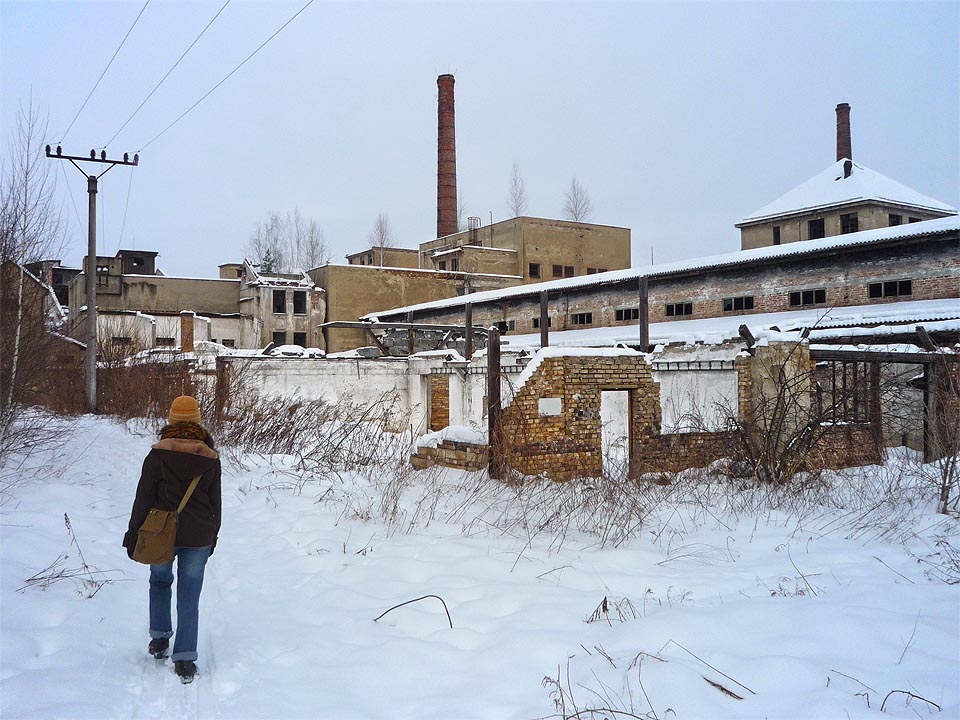 Tajemný areál je je pod sněhem ještě ponuřejší.